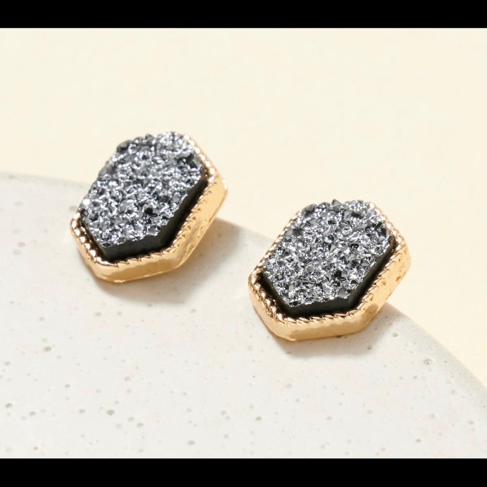 Druzy Stud earrings 
0.5”
Lead compliant Nickle free
